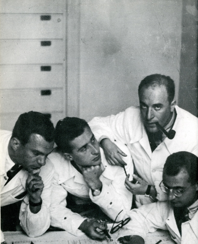 Miembros de BBPR en 1934. Empezando por la izquierda: Enrico Peressutti, Ludovico Belgiojoso, Ernesto Nathan Rogers y Gian Luigi Banfi