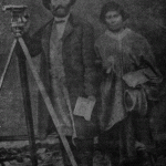 El agrimensor Coronel Czetz con su ayudante indígena, junto a su teodolito, c.1850. Fuente: VERGÉS, 1967.