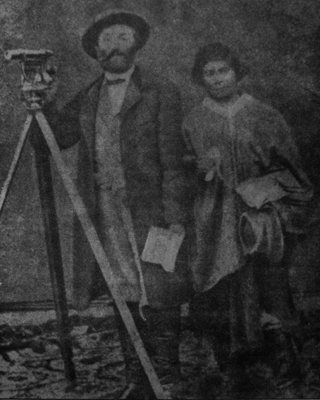 El agrimensor Coronel Czetz con su ayudante indígena, junto a su teodolito, c.1850. Fuente: VERGÉS, 1967.