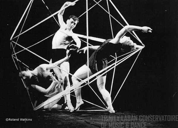 Tres estudiantes en un icosaedro en el Art of Movement Studio, Manchester, 1949. Fotografía de Roland Watkins, Laban Collection, Laban Library and Archive, Trinity Laban Conservatoire of Music and Dance.